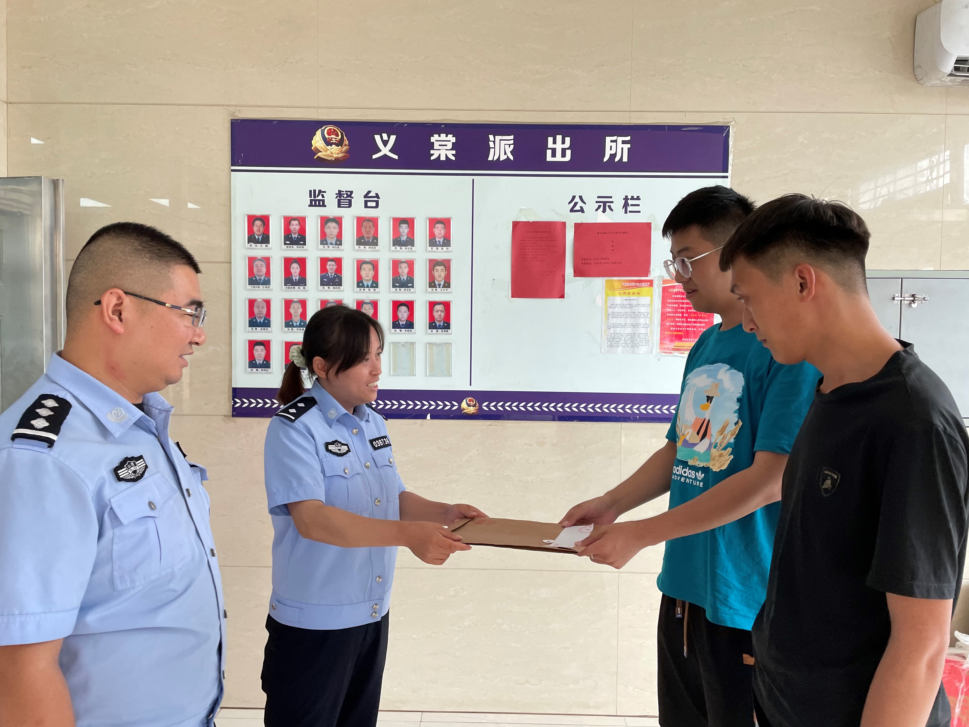 山西介休公安义棠所：热心群众捡档案  民警助力寻失主