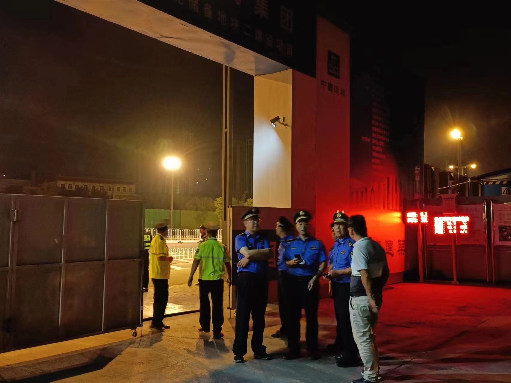 实施精准打击  持续高压严管——太原市城管执法部门开展重点区域渣土车夜查行动