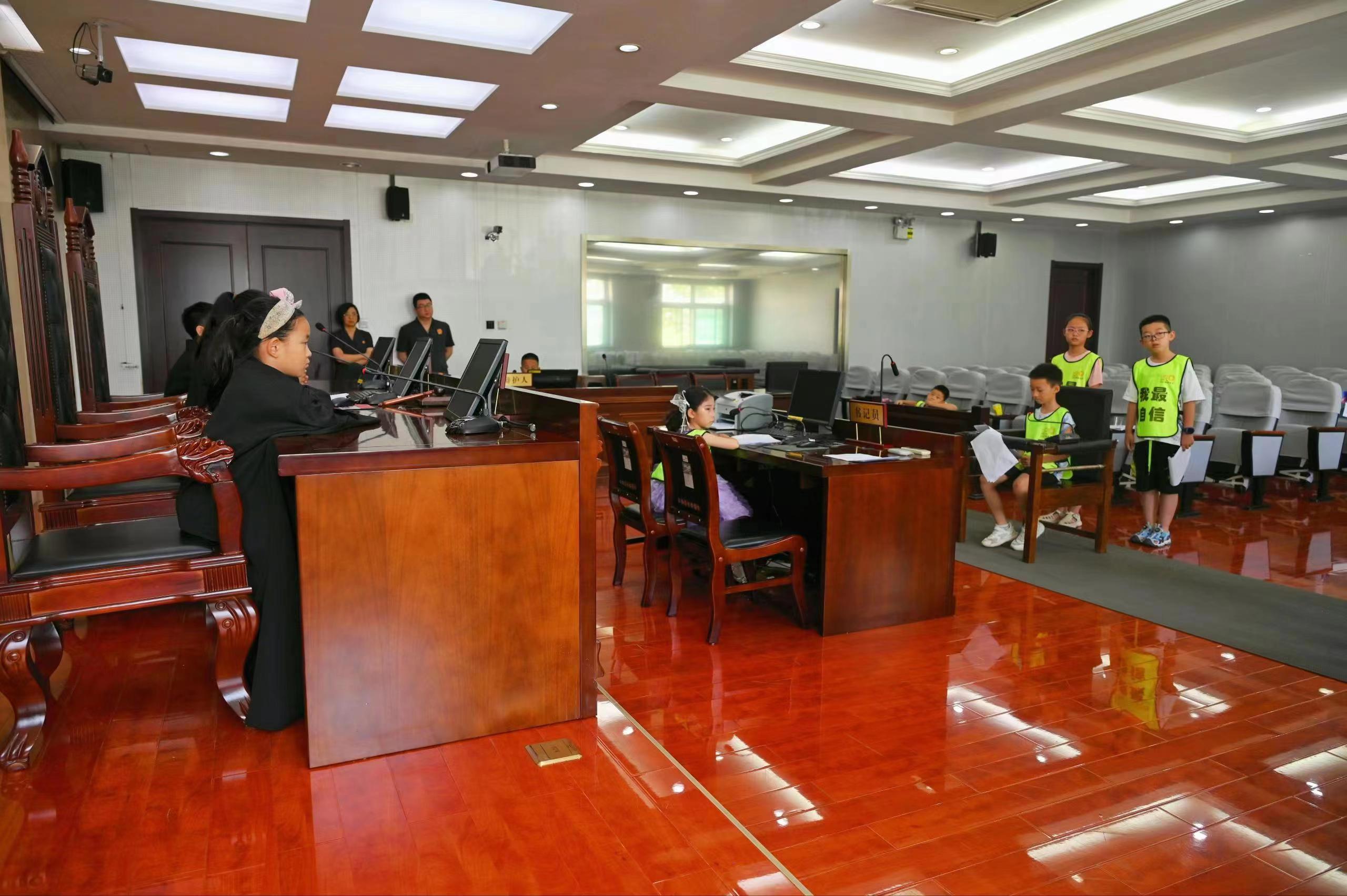 太原晋源区中小学生走进“模拟法庭”