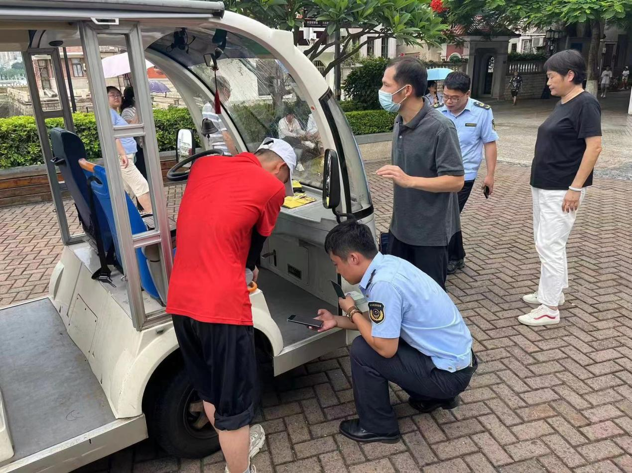 厦门鼓浪屿市场监管所紧盯观光电瓶车 保障游客出行安全