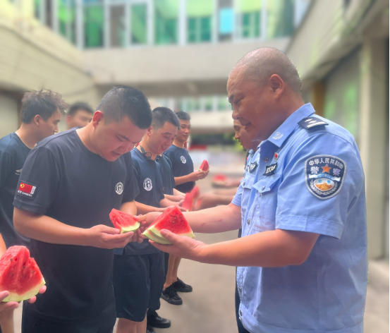 福建福安公安：酷暑训练磨利剑 暖心慰问显关怀