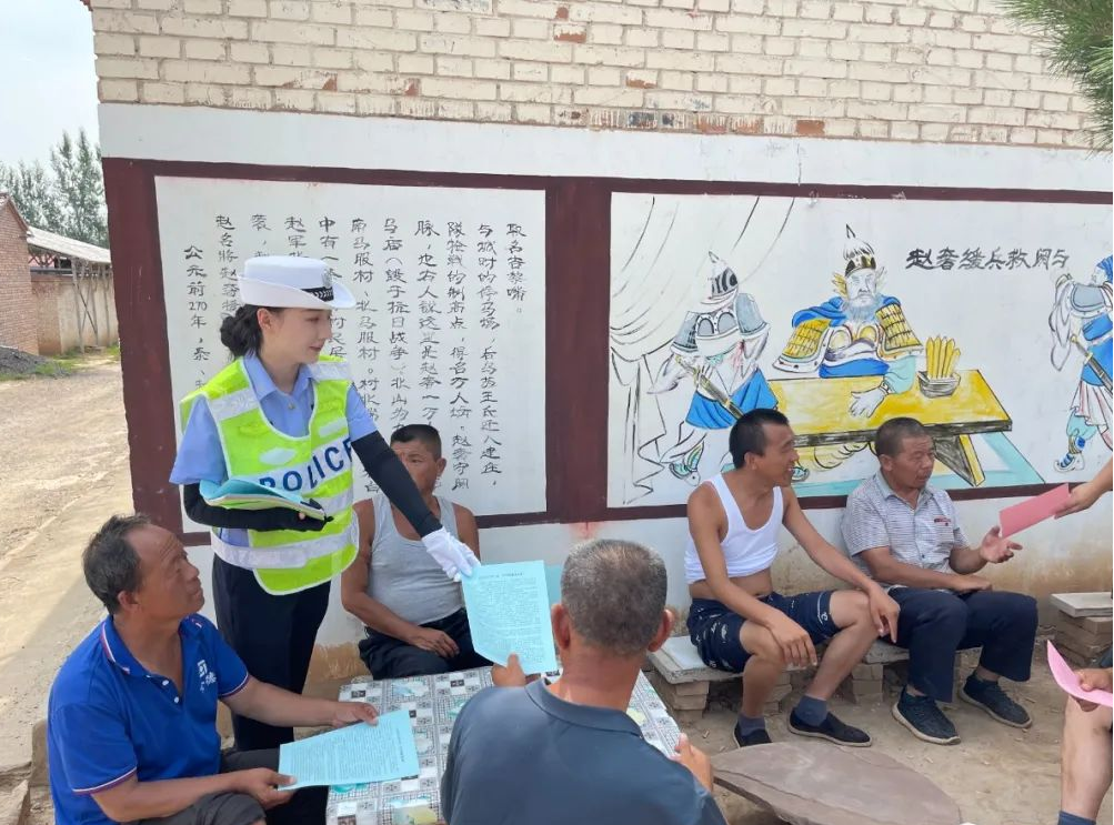 长治沁县交警：巡回宣讲话安全   美丽乡村“警”同行