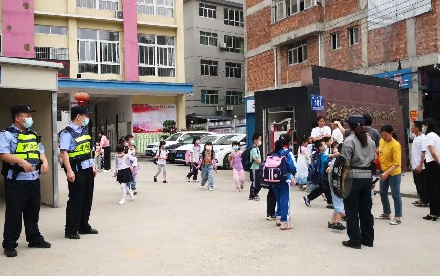 福建福安湾坞派出所结合夏季治安打击整治深入开展“护校安园”行动