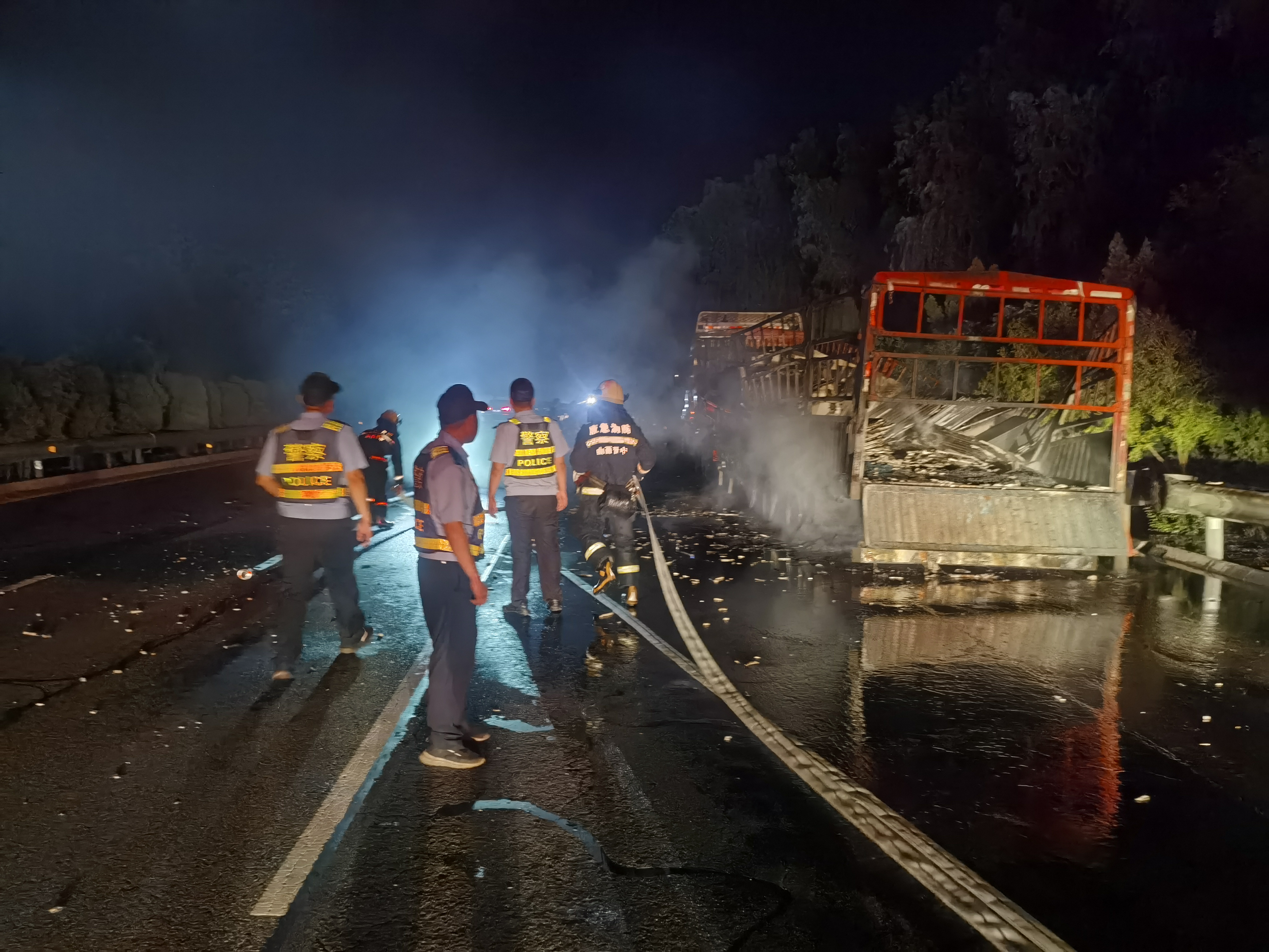 山西介休公安张兰所：高速路大货车自燃，民警紧急救援