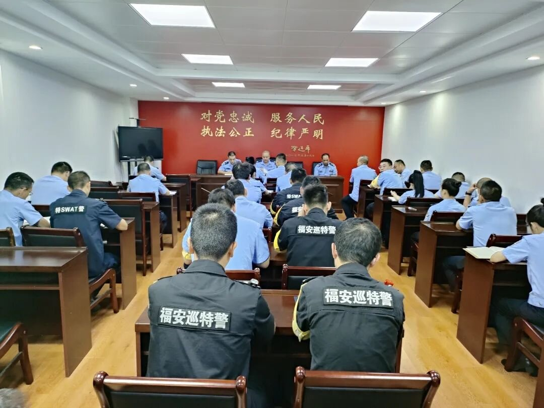 福建福安巡特警严阵以待防台风 风里雨里“警”相随