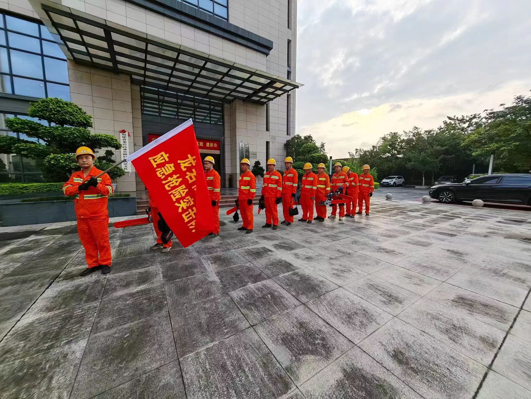 雨夜出征！福建龙岩高速应急抢险突击队紧急驰援泉州高速