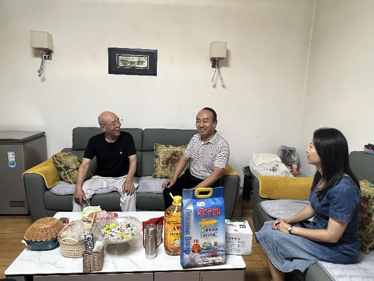 太原万柏林区市场监督管理局开展“庆八一”走访慰问现役军人家属活动