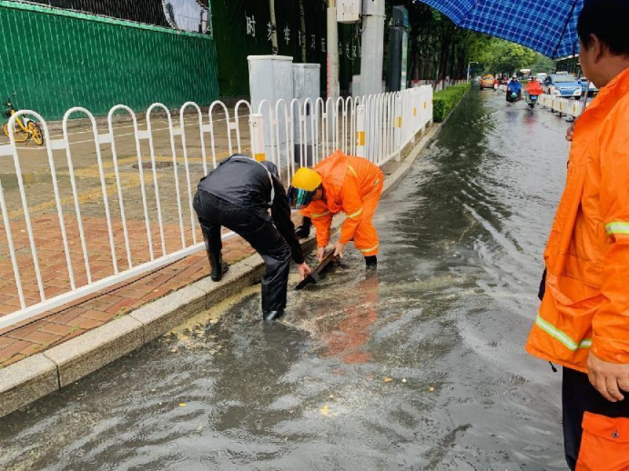 太原万柏林区城管局：闻汛而动  逆流冲锋