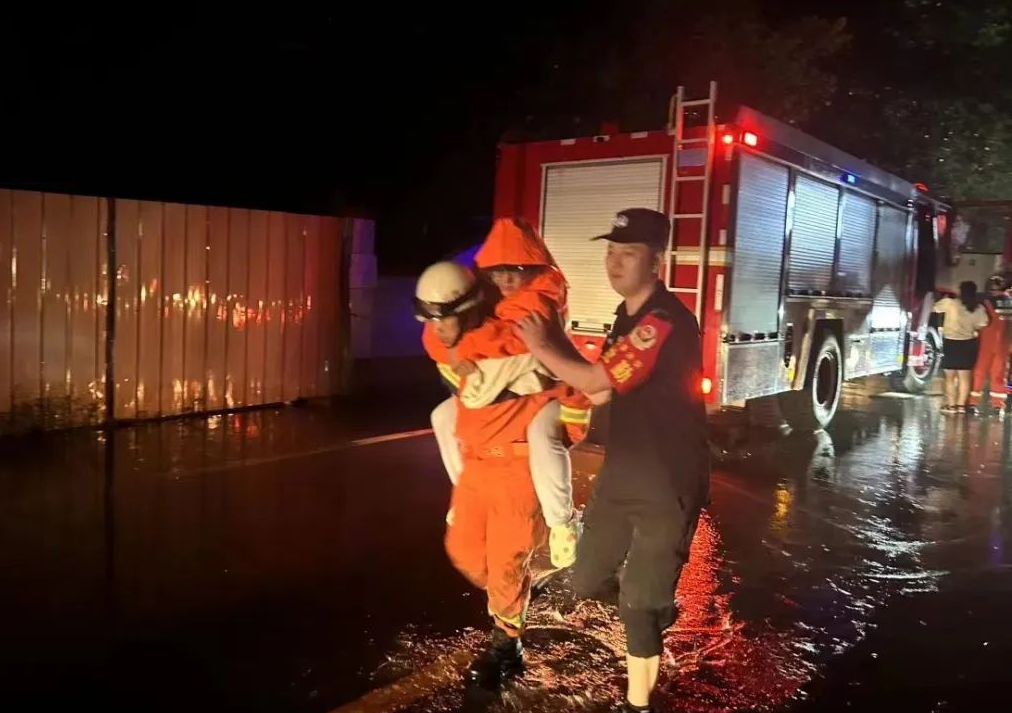 长治屯留：暴雨中筑起“藏蓝堤坝”