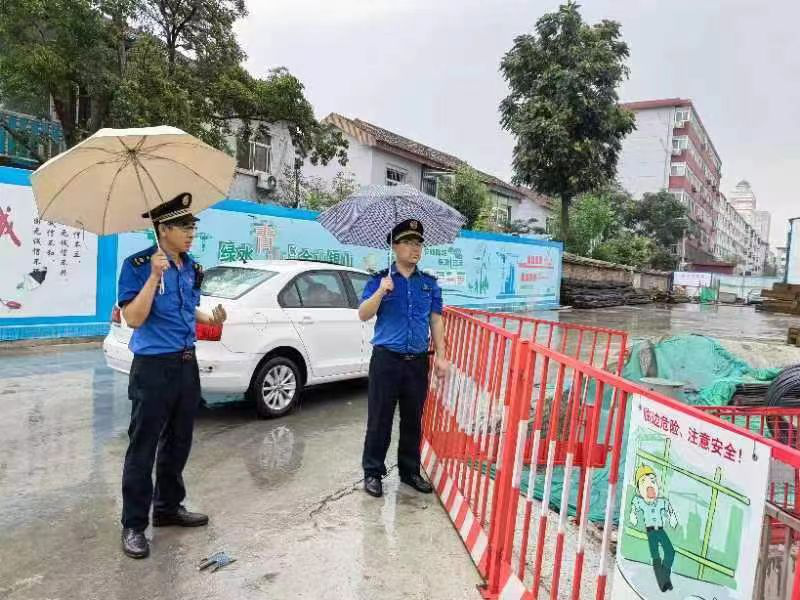 太原市城管执法部门多措并举应对强降雨天气