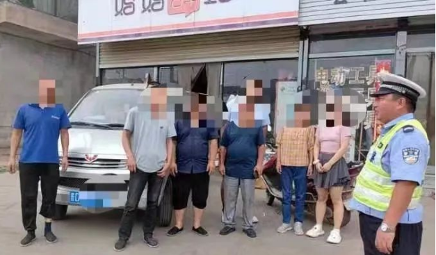 长治沁县交警：图方便“挤一挤” 讲“面子”挨处罚