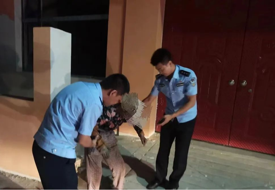 忻州五寨：八旬老人迷失返家路 ，公安暖心送回家