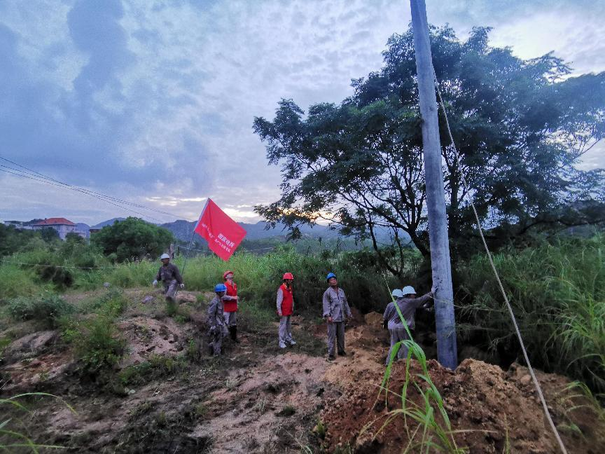 福建云霄供电：援泉电网抢修 连续作战送光明