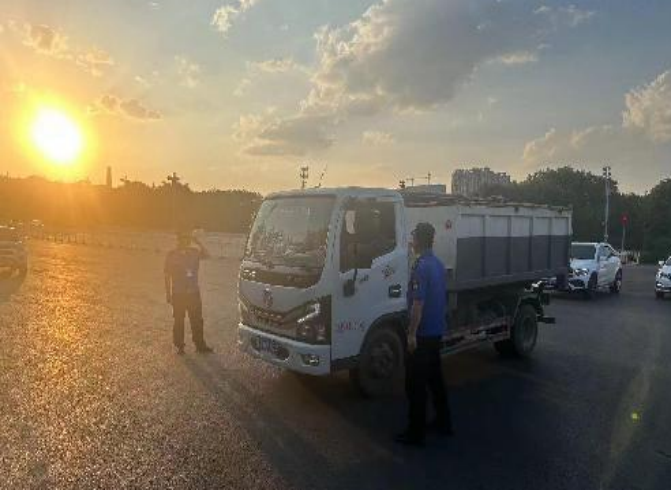 太原万柏林区：整治抛洒滴漏  城市管理不松懈