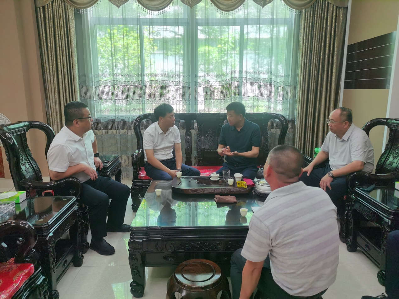 福建华安县委书记走访挂钩联系企业