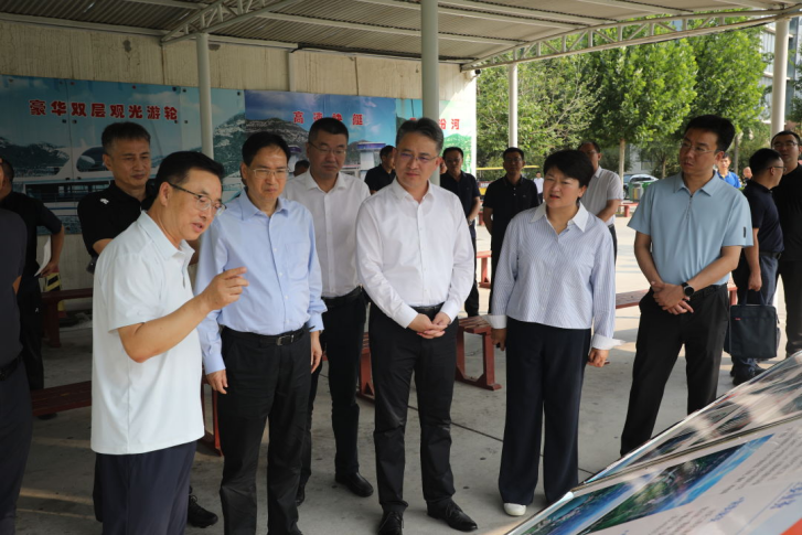 上海国盛集团党委书记、董事长寿伟光一行来太原尖草坪区考察