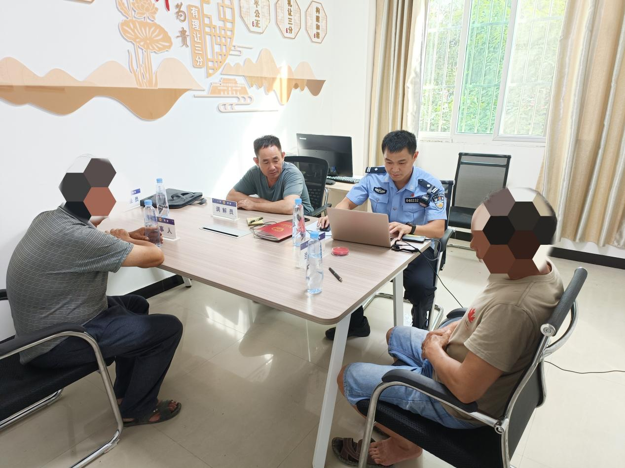 福建洋中派出所老党员调解室：背包问情解民忧