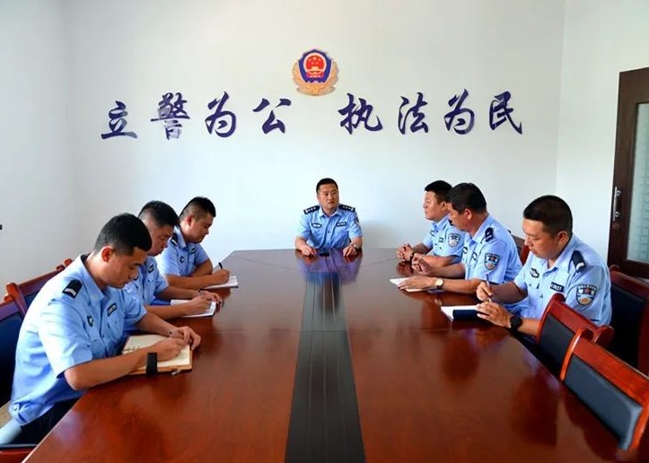 山西晋中昔阳县局党委委员、交警大队长郭鸿绕行一百余公里查看水毁路段并慰问帮扶村受