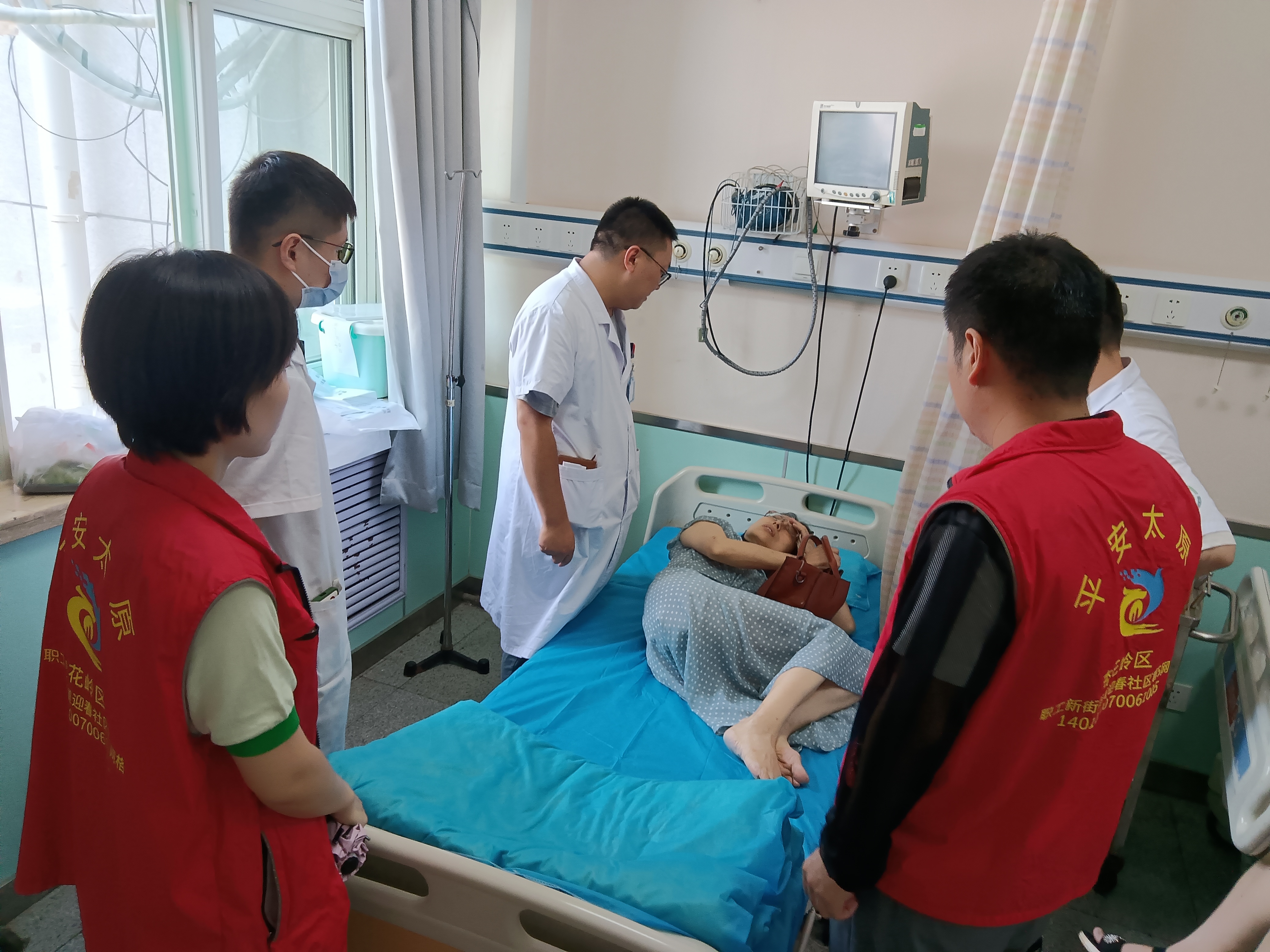 太原杏花岭区：网格员护送独居老人就医暖人心