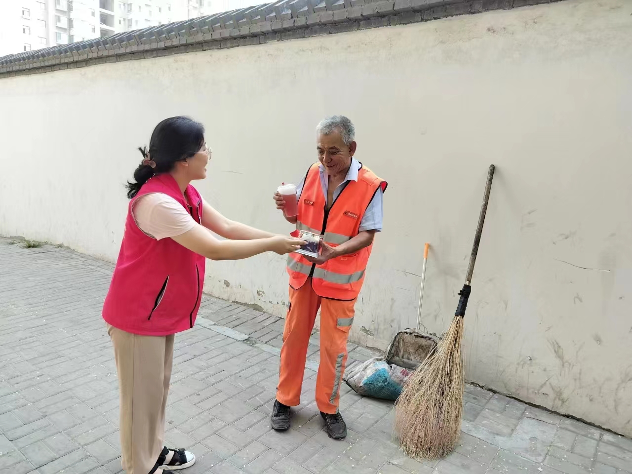 太原杏花岭区敦化坊街道：高温送清凉  关怀沁人心