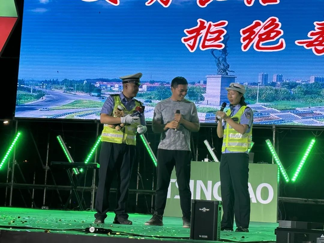 长治公安交警现身“啤酒节”喊话：“拒绝酒驾”！