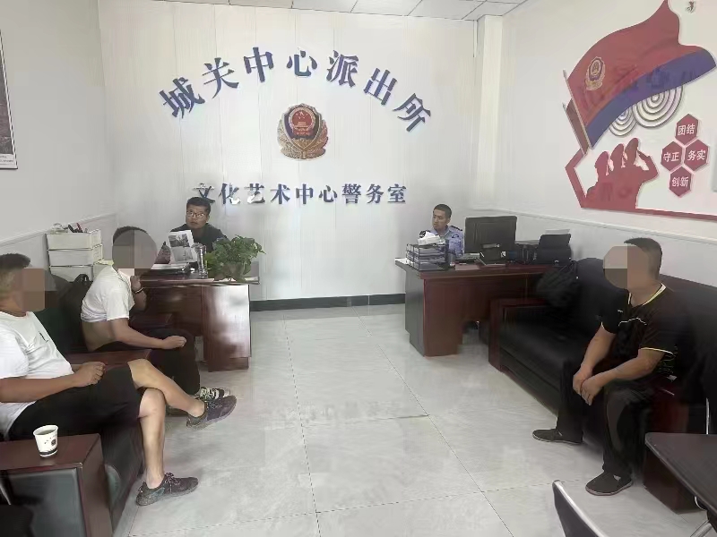 山西介休公安城关所：摆摊占道社区警务室民警巧妙解决