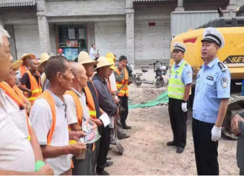 临汾市公安局交警支队直属二大队走进辖区施工企业开展交通安全宣传警示教育活动