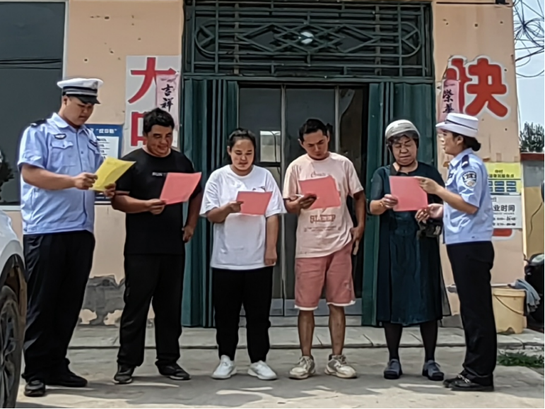 临汾公安交警走进辖区快递公司开展夏季交通安全宣传警示教育活动