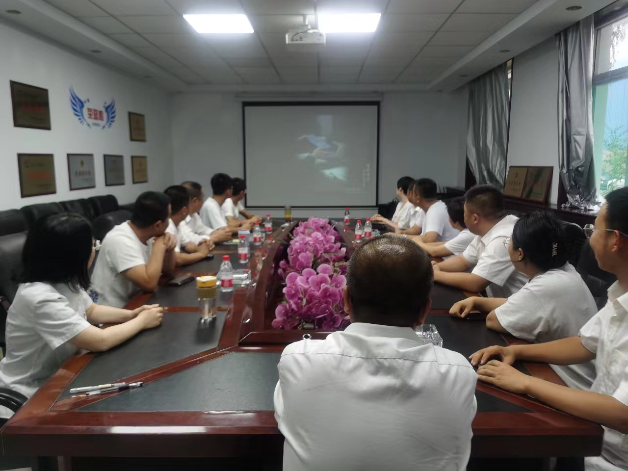 太原市政集团沥青拌和厂组织观看《激浊扬清》警示教育片