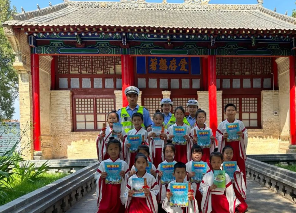 临汾公安交警走进辖区农村开展交通安全主题宣传，护航乡村振兴“安全路”