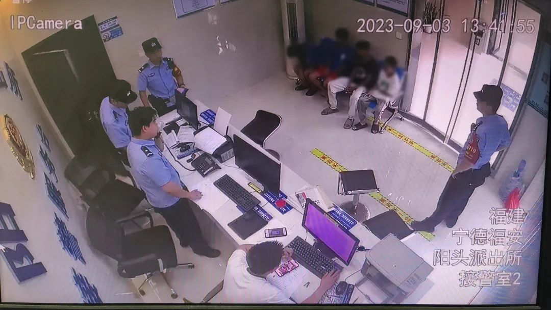 福建福安阳头派出所民警紧急劝回4名野泳少年