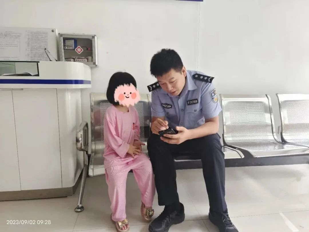 萌娃睡醒独自出门找妈妈 幸亏遇到了福安巡逻民警辅警