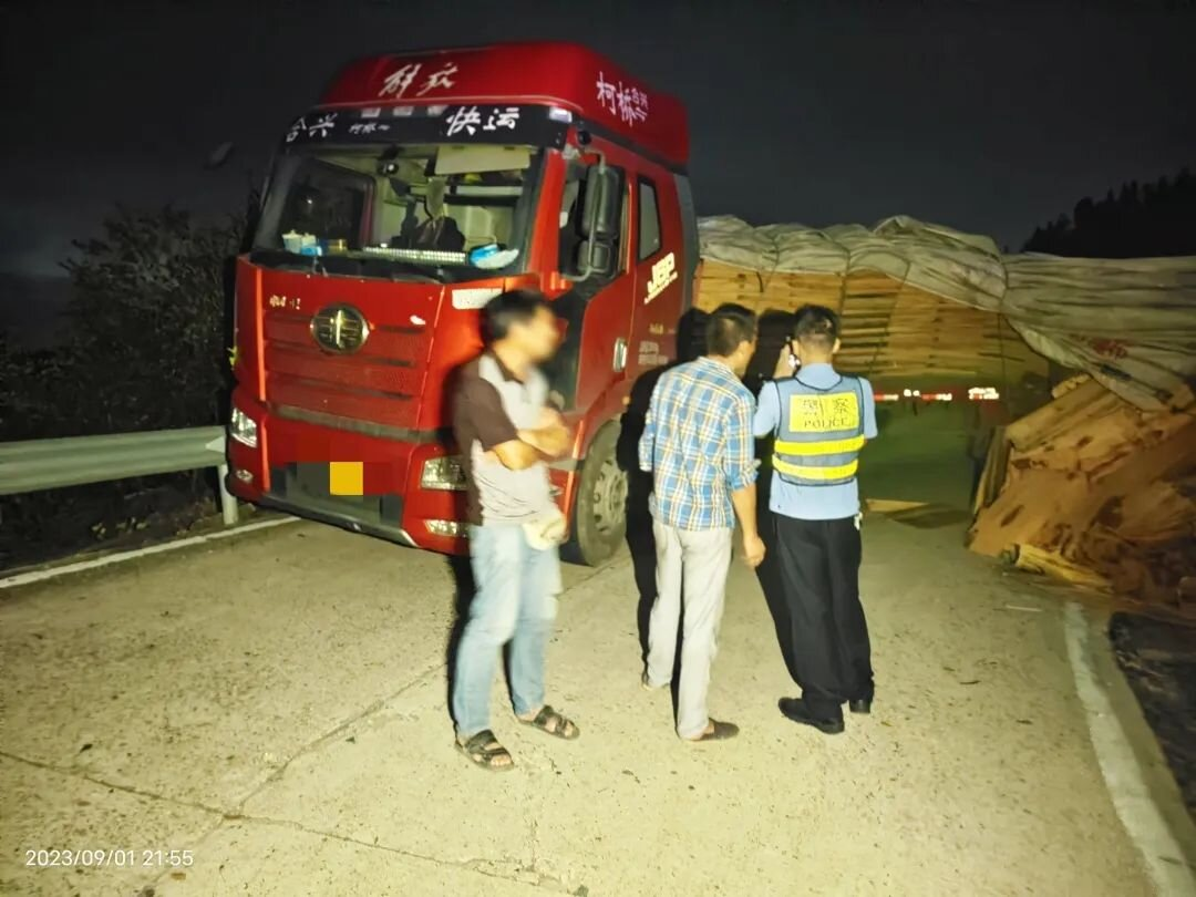 浙江司机深夜困山路 福建福安警民救助暖民心