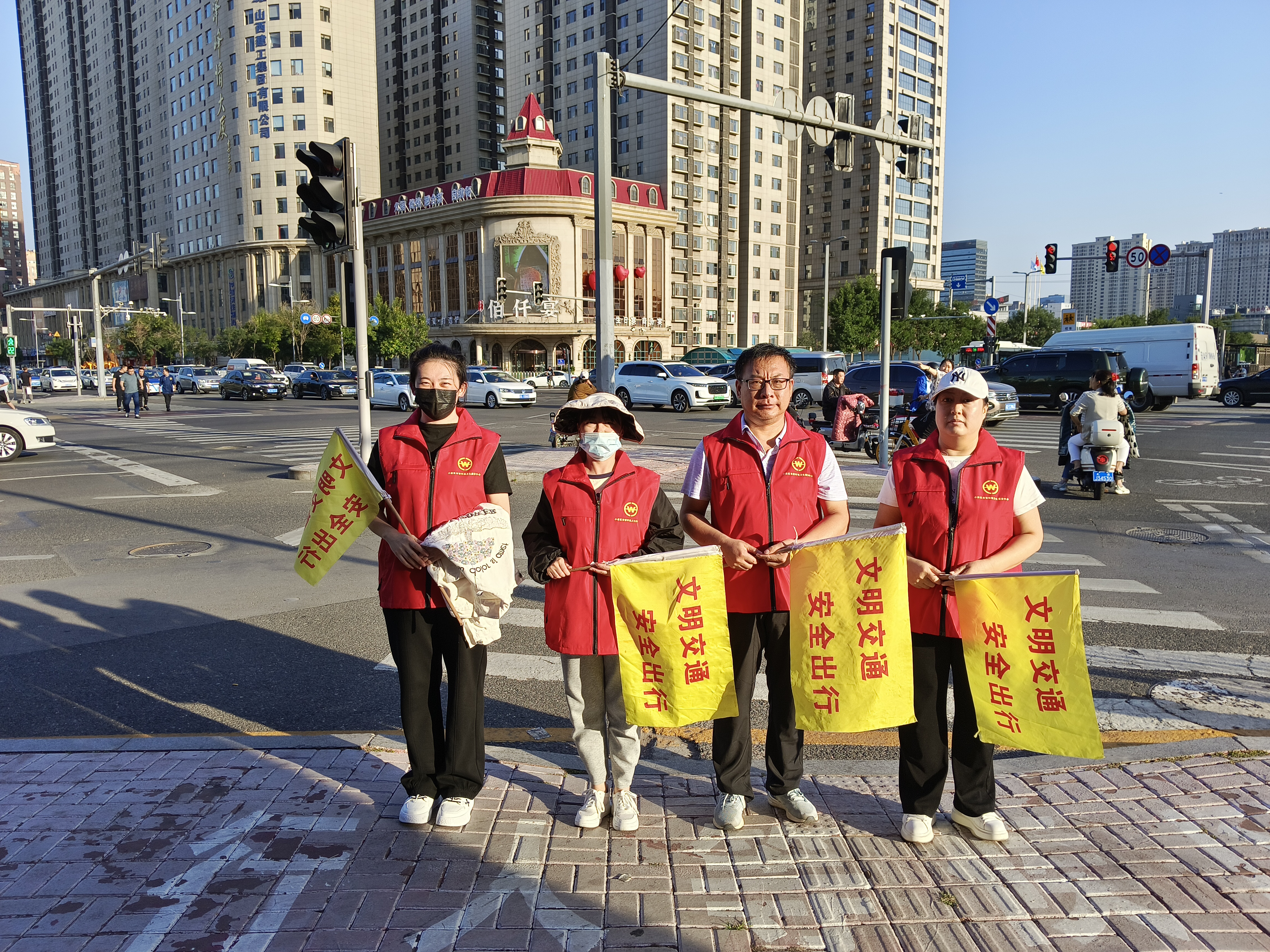 太原城管执法人员积极参加文明交通志愿活动