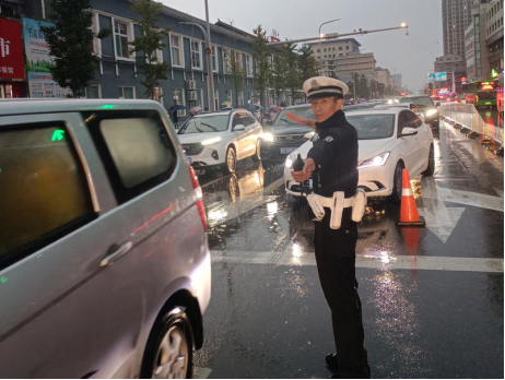 长治壶关交警:雨中执勤保畅通 交通安全“雨”你同行