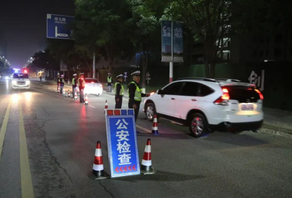 临汾公安交警中秋国庆假日期间坚守一线保畅通，用“警”色描绘平安底色