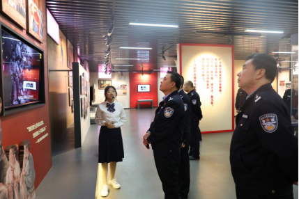 长治市公安局五马分局全体民辅警赴长治学院杰出校友黄文秀先进事迹展馆参观学习