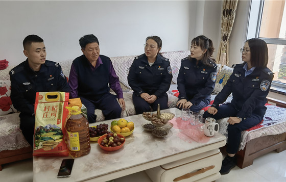 山西介休公安西南所：情暖重阳，警心依旧