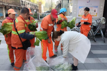 太原万柏林区兴华街道：情暖金秋慰问  环卫工人行动