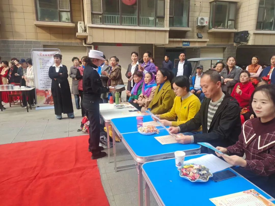 临汾公安交警走进辖区社区开展秋季交通安全宣讲活动，共话交通安全零距离