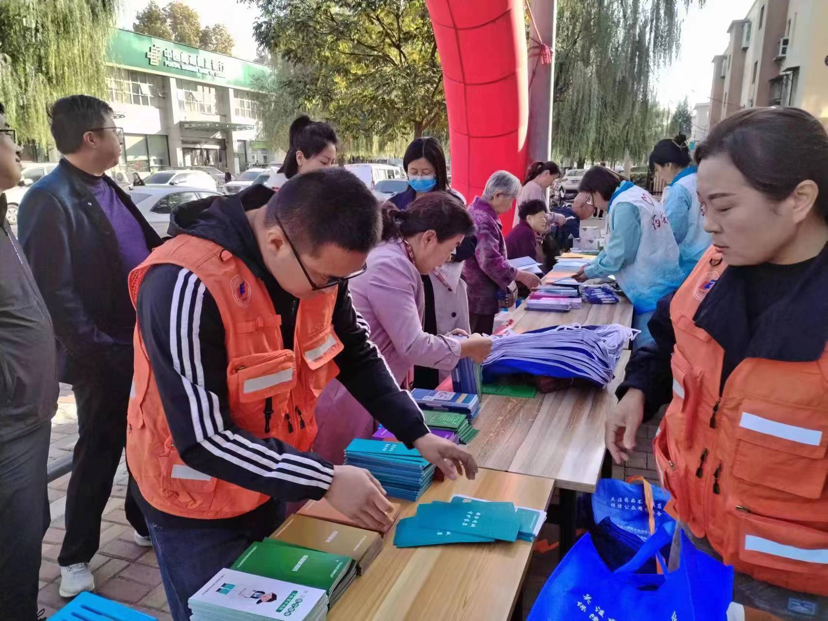 太原晋源区南一条社区：清理家庭小药箱守护居民大健康