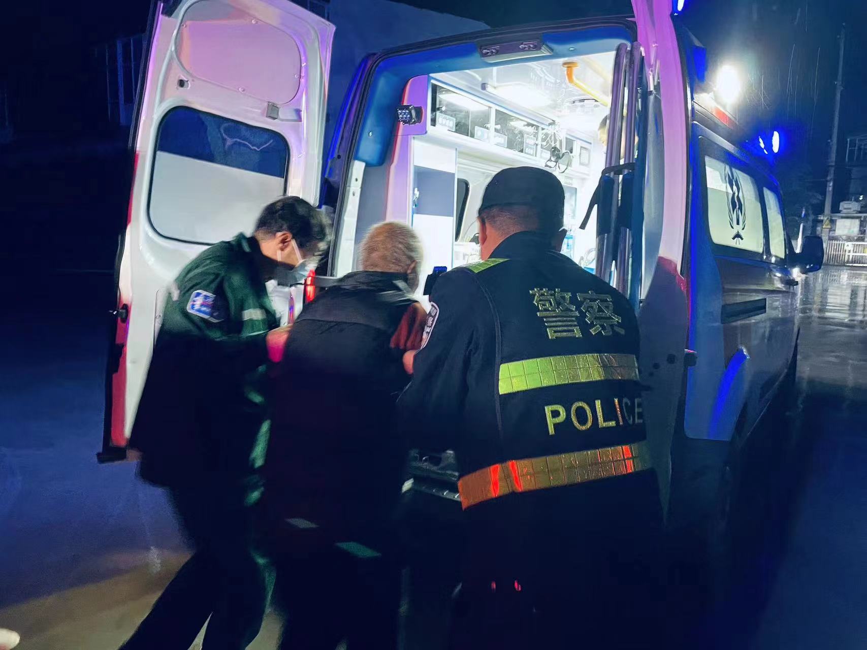 临汾尧都公安民警雨中救起被困水渠的八旬老人