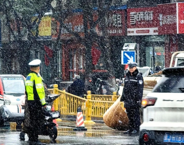 闻“雪”而动，吕梁汾阳交警迎战初冬首雪