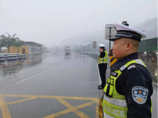 雨雪天气来袭，临汾公安交警齐出动 执勤一线保畅通！