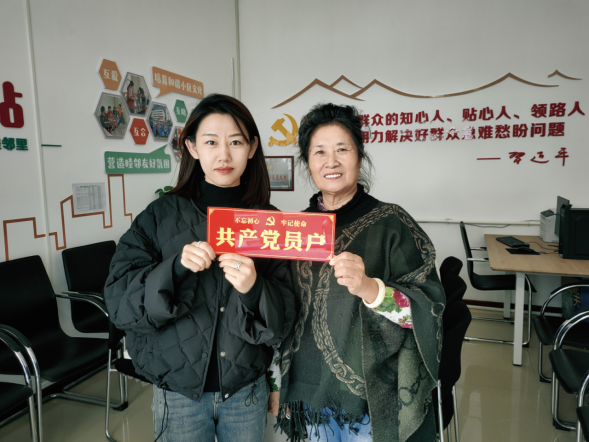 太原小店区坞城街道并南二社区：为67名党员进行挂牌