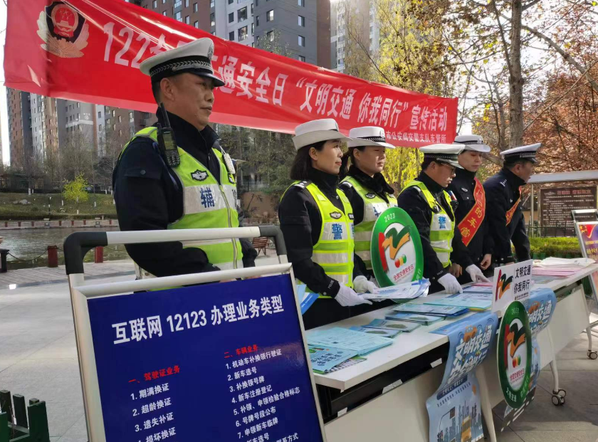 临汾市公安局交警支队直属二大队联合支队车管所走进辖区开展122全国交通安全日宣传