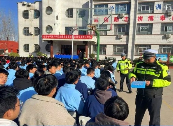 临汾公安交警走进辖区校园开展冬季交通安全宣传活动