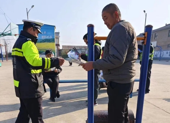 临汾公安交警走进辖区农村开展冬季“美丽乡村行”交通安全宣传活动