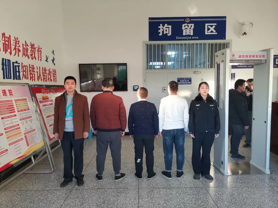 辣眼睛！“涉黄”小卡片见车就贴，三男子将自己“贴”进班房……