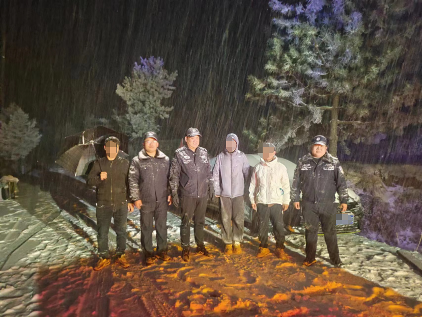 长治壶关公安：民警雪天忙救援，迎战风雪保平安